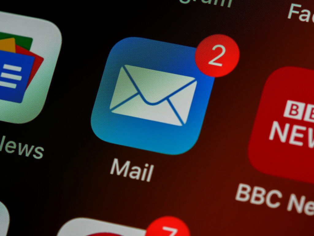 Apple mail icon with 2 notifications from email marketing